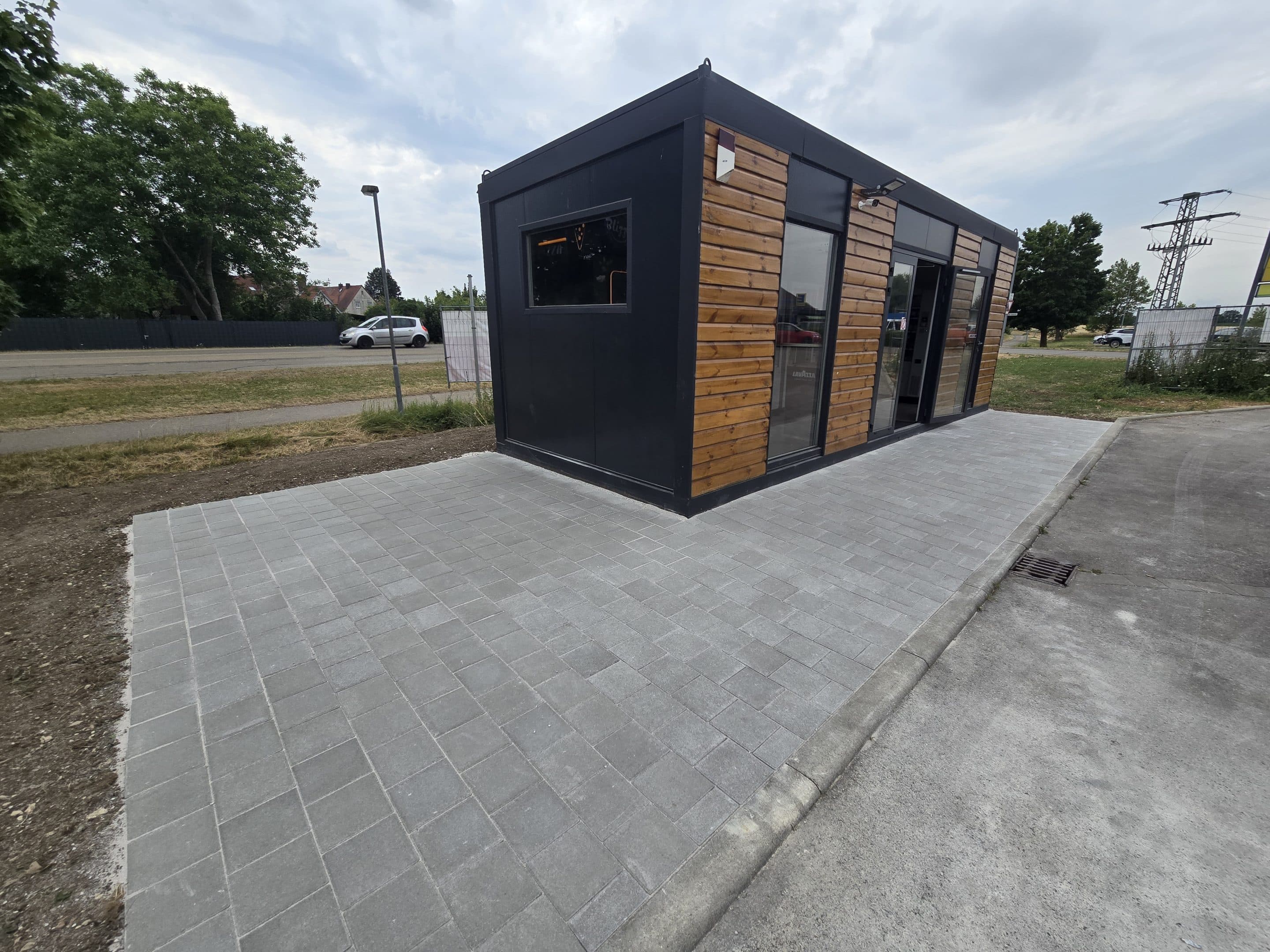 Nachher Container Bereich gepflastert